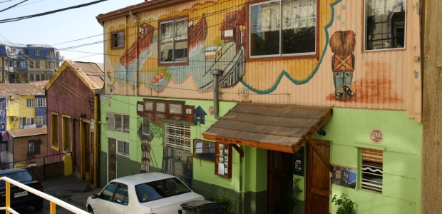 http://www.habiafrica.de/wp/wp-content/uploads/2012/05/Buntes-Haus-in-Valparaiso_1.jpg