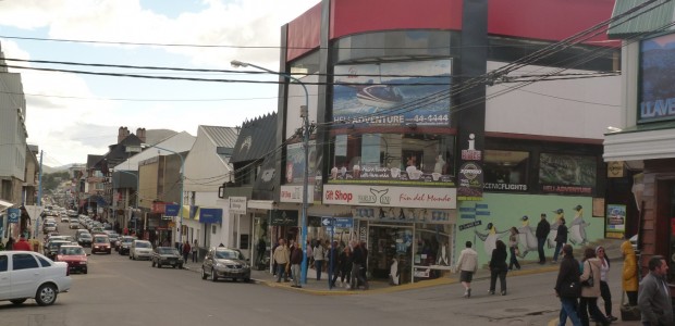 http://www.habiafrica.de/wp/wp-content/uploads/2012/05/Geschäftstraße-in-Ushuaia_1.jpg