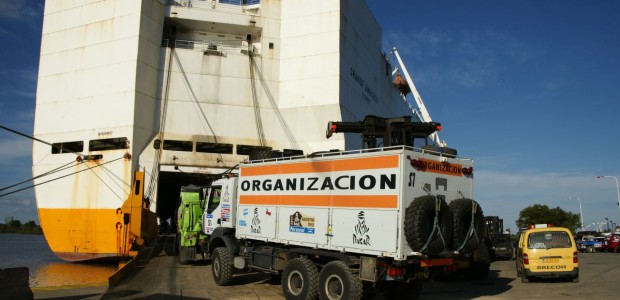 http://www.habiafrica.de/wp/wp-content/uploads/2012/05/Verladen-von-Fahrzeugen-der-Dakar-Rallye_1.jpg