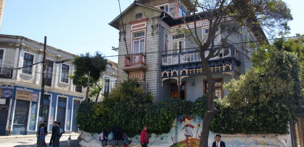 http://www.habiafrica.de/wp/wp-content/uploads/2012/05/Villa-Kunterbunt-in-Valparaiso_1.jpg