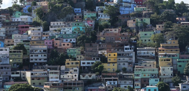 http://www.habiafrica.de/wp/wp-content/uploads/2015/04/5.Favelas-Armenviertel-Vitória_2.jpg