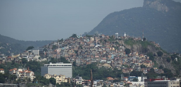 http://www.habiafrica.de/wp/wp-content/uploads/2015/04/Blick-zum-Corcovado-Vordergrund-Favelas_2.jpg