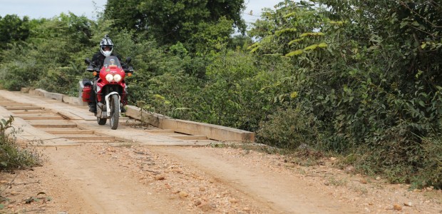 http://www.habiafrica.de/wp/wp-content/uploads/2015/06/11.-Die-Brückenfahrt-der-Africa-Twin_2.jpg