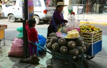 http://www.habiafrica.de/wp/wp-content/uploads/2015/06/17.-Straßen-verkäuferin-in-Cochabamba_2.jpg