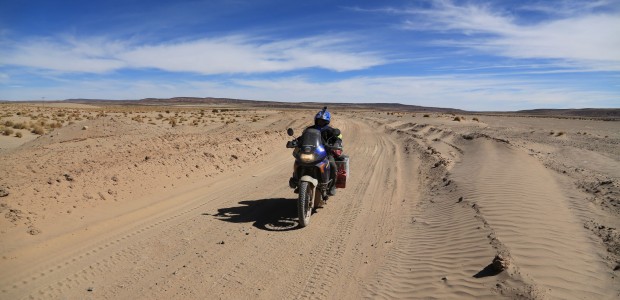 http://www.habiafrica.de/wp/wp-content/uploads/2015/07/47.-Sandpiste-Uyuni-Tupiza-Bolivien_2.jpg