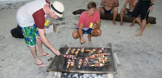 http://www.habiafrica.de/wp/wp-content/uploads/2015/09/Backpackers-beim-Grillen_2.jpg