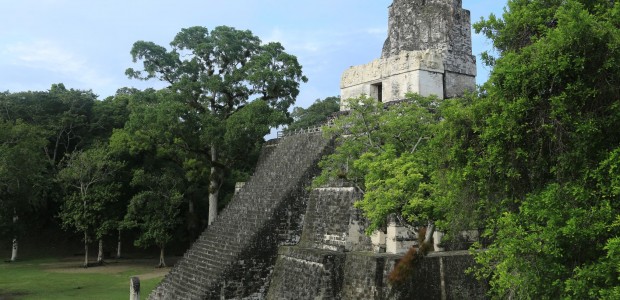 http://www.habiafrica.de/wp/wp-content/uploads/2015/10/34.-Der-Tempel-Nummer-2-auf-der-Grand-Plaza-NP-Tikal-Guatemala_2.jpg