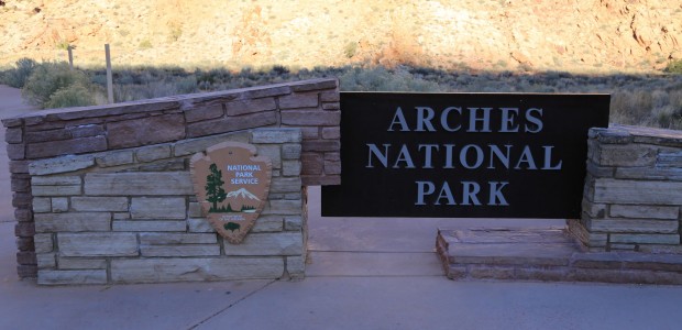 http://www.habiafrica.de/wp/wp-content/uploads/2015/11/10.-Parkeingangs-schild-Arches-NP-Utah-USA_2.jpg