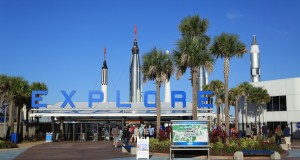 http://www.habiafrica.de/wp/wp-content/uploads/2015/12/12.-Eingang-zum-Kennedy-Space-Center-Cap-Canaveral-Florida_2.jpg