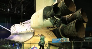 http://www.habiafrica.de/wp/wp-content/uploads/2015/12/18.-Blick-ins-Innere-des-Spaceshuttles-Atlantis_2.jpg