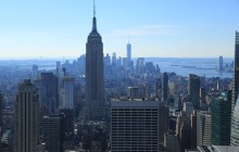 http://www.habiafrica.de/wp/wp-content/uploads/2015/12/50.-Blick-von-Top-of-the-Rock-auf-Manhattan-und-dem-Empire-State-Building_2.jpg